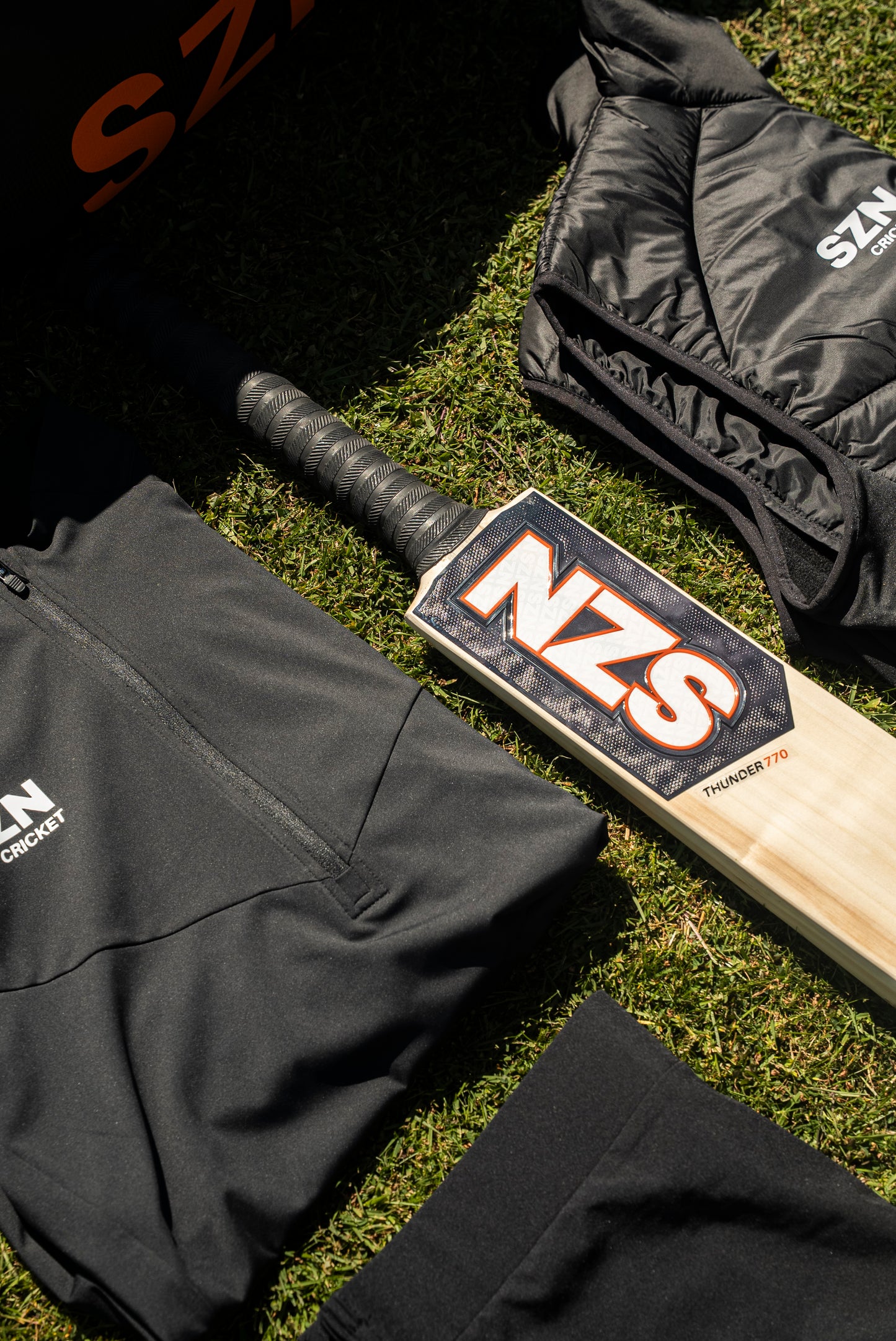 Adult (SH) Premium Cricket Bat - Thunder 770